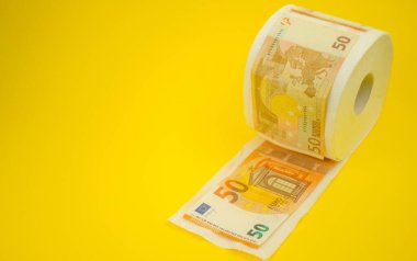 Panik, Covid-19 koronavirüs salgını kavramını satın alır. Sarı arka planda Euro banknotları olan tuvalet kağıdı rulosu. Spece kopyala