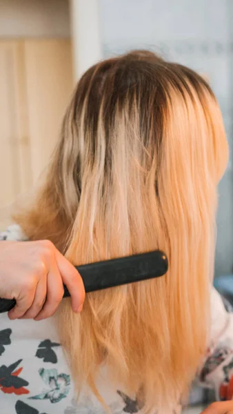 Mulher Loira Banheiro Endireita Cabelo Com Ferro Ondulação — Fotografia de Stock