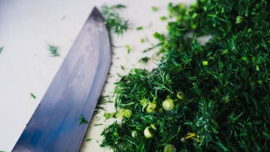 Doğranmış otlar, dereotu. Üst manzara, beyaz stantta.