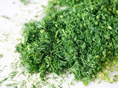 Doğranmış otlar, dereotu. Üst manzara, beyaz stantta.