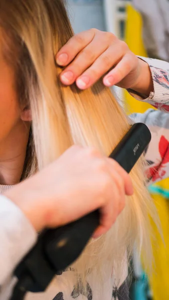 Blondine Glättet Badezimmer Ihre Haare Mit Einem Lockenstab — Stockfoto