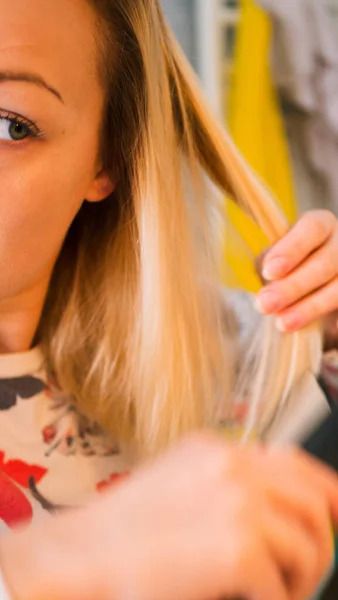 Donna Bionda Bagno Raddrizza Capelli Con Ferro Arricciacapelli — Foto Stock