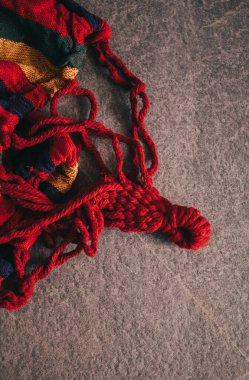 Kırmızı ipliklere yakın çekim. Gri bir arka planda. en üstteki görünüm