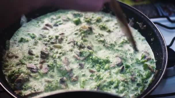 Brokoli soslu ton balığı ve ekşi krema. Pesto sosunu karıştırıyorum. Ağır çekimde kapat. — Stok video