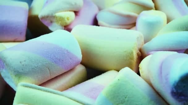 粉红背景上松软的甜棉花糖.含糖食物的概念。围成一圈 — 图库视频影像