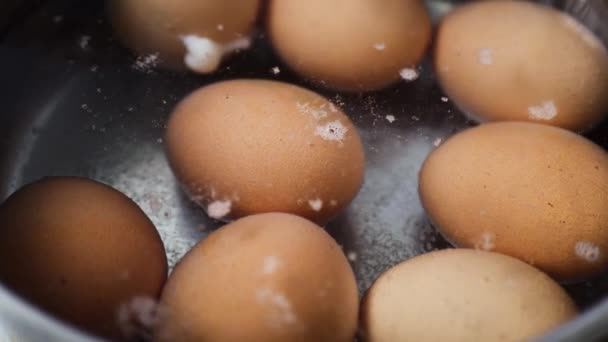 Boiling eggs in boiling water, cooking videos footage — Stock Video