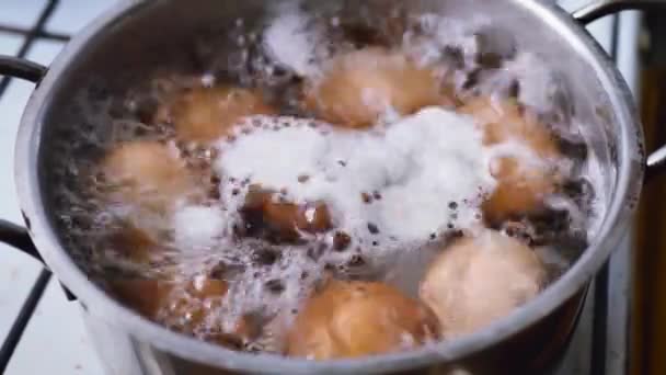 Närbild av åtta kokta ägg i kokande vatten i rostfria redskap — Stockvideo