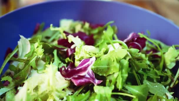 Φρεσκοκομμένη σαλάτα με πράσινο σπανάκι. Υγιεινά τρόφιμα και χορτοφαγικά έννοια. Φρέσκο γεύμα, κοντινό πλάνο, μακροεντολή. Ελαιόλαδο χύνοντας πάνω από πιάτο με βιολογικά συστατικά — Αρχείο Βίντεο