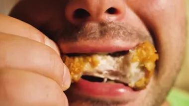 Yakın plan, insan yer, fast food. Tavuk kanatları.