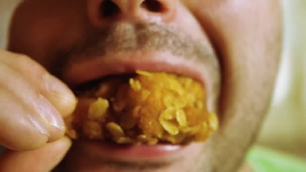 Close-up, man eet, fastfood. kipnuggets vleugels — Stockvideo