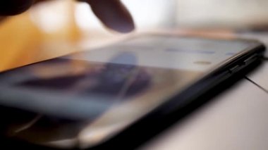 Yakın plan parmak dokunmatik ekrana hareket et. Akıllı telefon kullanan sosyal ağ, takip edin ve sosyal medyaya gönderin