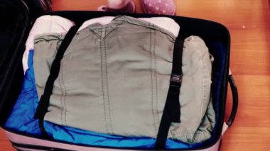 Genç bayan bir bavul topluyor. Yolculuğa hazırlanan gezgin, soğuk ülkelerden gelen kişisel bakış açısı.