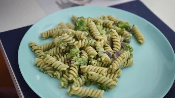 Makaron posypać tartym serem w zwolnionym tempie. Podawać makaron z pesto i serem — Wideo stockowe