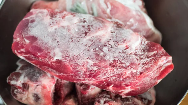 霜降りの食感の冷凍牛肉のスライスを閉じます — ストック写真