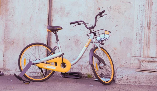 Alquiler Bicicletas Bicicleta Rota Las Calles Roma — Foto de Stock