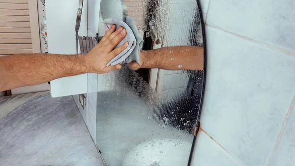 Feche Foto Homem Mão Limpando Espelho Casa Limpa Limpeza Conceito — Fotografia de Stock