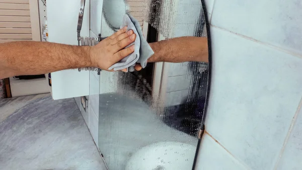 Homem Alegre Limpeza Banheiro Espelho — Fotografia de Stock