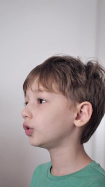 Bebeğin yakın plan portresi. dikey video