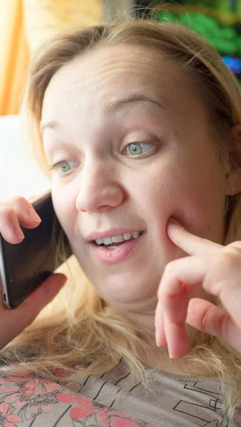 Woman Emotionally Talking Phone Close — Stock Photo, Image