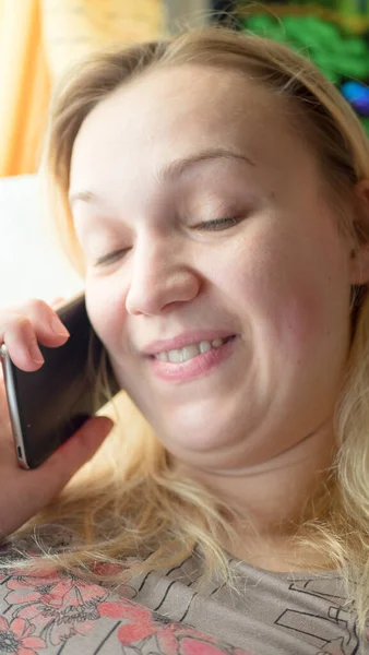 Närbild Chockad Kvinna Höra Dåliga Nyheter Telefon Rädd Kvinna Förvånad — Stockfoto