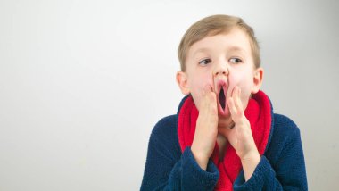 Bir çocuğun portresi, beyaz bir arka planda bir çocuğun duyguları..