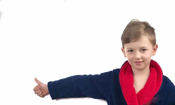 Αγόρι Μπουρνούζι Δείχνει Τον Αντίχειρα Επάνω Λευκό Φόντο — Φωτογραφία Αρχείου
