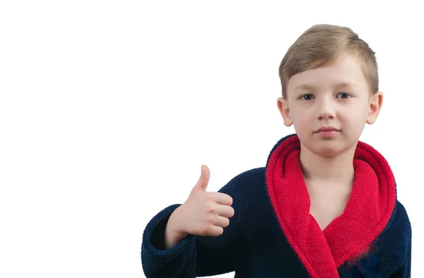 Bornozlu Çocuk Beyaz Arka Planda Baş Parmağını Gösteriyor — Stok fotoğraf