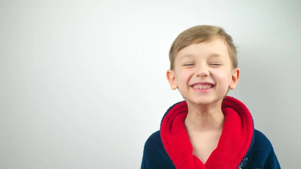 Hermoso Bebé Con Una Bata Azul Ríe Expresiones Faciales Cerca —  Fotos de Stock