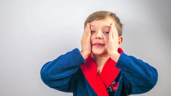 Porträtt Pojke Känslor Ett Barn Vit Bakgrund — Stockfoto