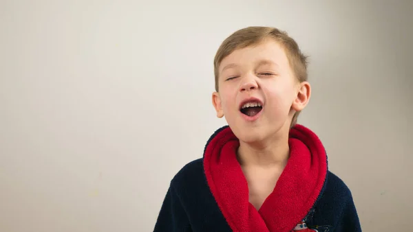 Porträtt Pojke Känslor Ett Barn Vit Bakgrund — Stockfoto