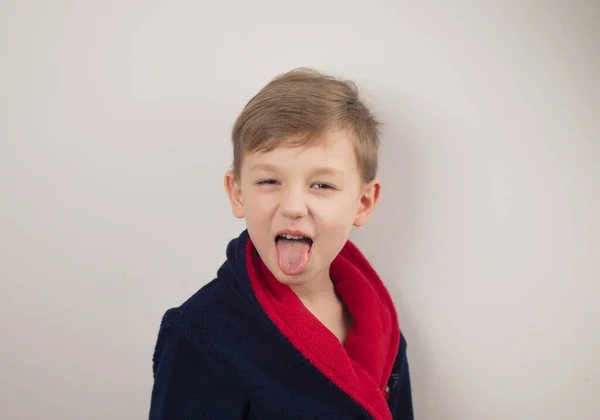 Portrét Chlapce Emoce Dítěte Bílém Pozadí — Stock fotografie