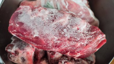 Donmuş sığır eti dilimleri. Donmuş dokuya yakın..