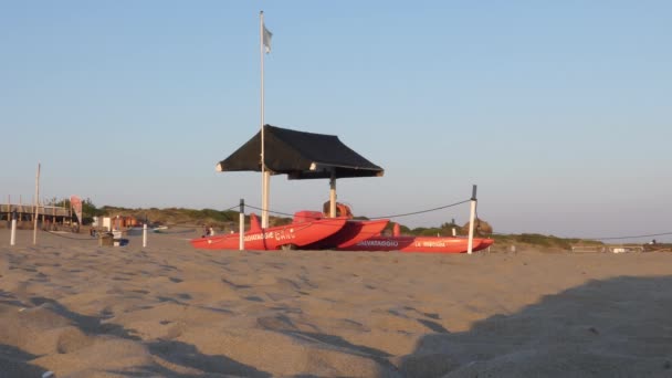 Bateau à rames à double coque de sécurité sur la plage — Video