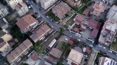 İtalya 'nın tepeden tırnağa havadan görünüşü. Binaların, park edilmiş arabaların ve caddelerin üzerinden uçan İHA atışı