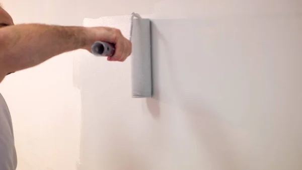 Builder Painter Paints Wall Roller — Stock Photo, Image