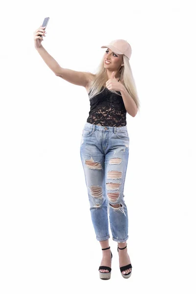 Feliz Joven Moda Chica Estilo Moderno Con Gorra Tomando Selfies — Foto de Stock