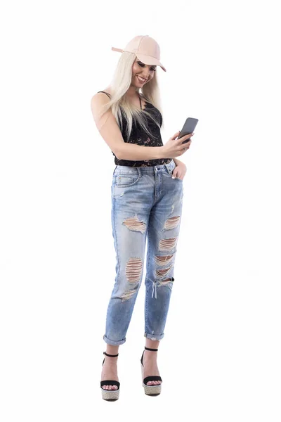 Szczęśliwy Zrelaksowany Młody Nowoczesny Styl Casual Blondynka Pomocą Smartfona Lub — Zdjęcie stockowe
