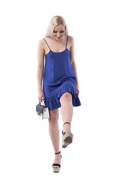 Hermosa Joven Sonriente Elegante Mujer Vestido Azul Mirando Hacia Abajo — Foto de Stock