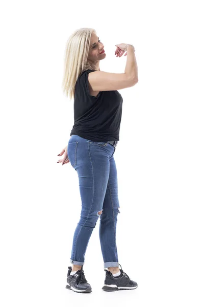 Vitalitätskonzept Seitenansicht Einer Lässigen Frau Mittleren Alters Die Jeans Tanzt — Stockfoto
