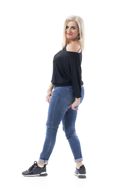 Aantrekkelijke Jonge Middelbare Leeftijd Blonde Haar Vrouw Poseren Kijken Schouder — Stockfoto