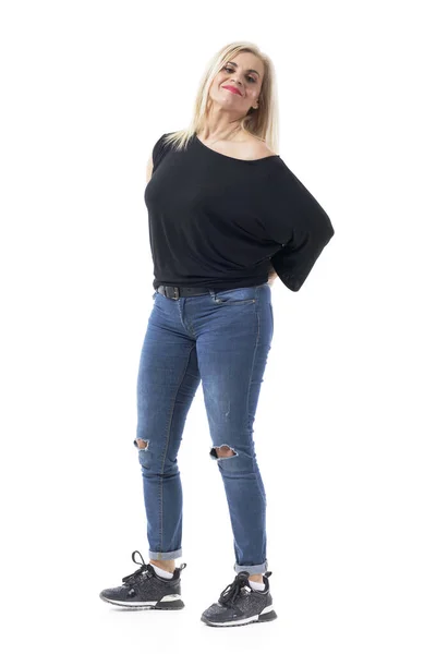 Självsäker Medelålders Kvinna Avslappnade Kläder Poserar Med Händerna Bakom Ryggen — Stockfoto