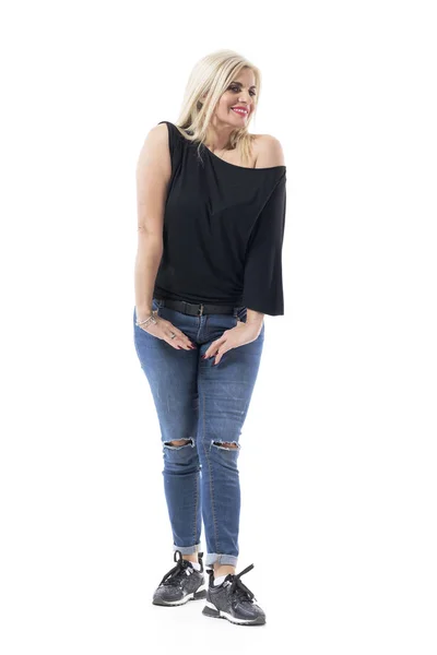 Lässige Schönheit Mittleren Alters Schwarzer Bluse Und Zerrissener Jeans Posiert — Stockfoto