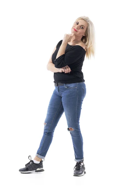 Zelfverzekerde Middelbare Leeftijd Blonde Haar Vrouw Zwart Shirt Jeans Met — Stockfoto