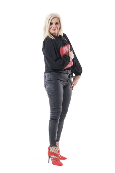 Mujer Rubia Mediana Edad Enérgica Juguetona Blusa Negra Zapatos Tacón — Foto de Stock