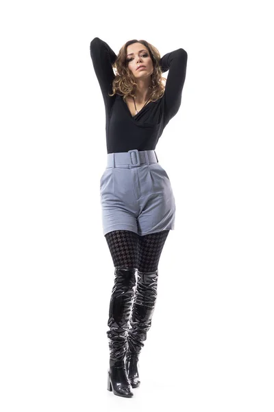 Aantrekkelijk Krullend Haar Jonge Vrouw Dragen Laarzen Patroon Panty Staan — Stockfoto