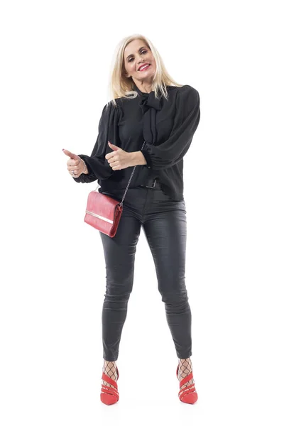 Ελκυστική Μεσήλικη Γυναίκα Μαύρο Δερμάτινο Παντελόνι Και Μπλούζα Που Δείχνει — Φωτογραφία Αρχείου