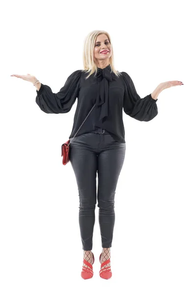 Добре Одягнена Щаслива Стильна Жінка Ятдесятих Роках Представляє Рекламує Відкритими — стокове фото