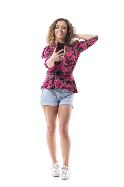 Verano Belleza Pelo Rizado Chica Tomando Autorretrato Con Teléfono Celular — Foto de Stock