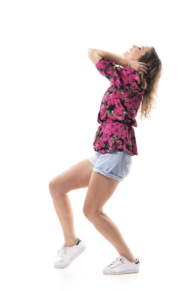 Seitenansicht Einer Freudig Aufgeregten Jungen Frau Sommerkleidung Die Mit Geschlossenen — Stockfoto