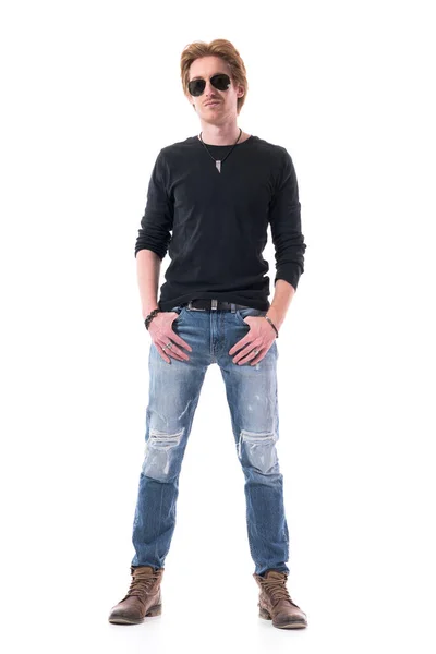 黒のシャツのサングラスと引き裂かれたジーンズを身に着けているハンサムな若い赤い髪の男のファッションモデル 白地に隔離された全身 — ストック写真